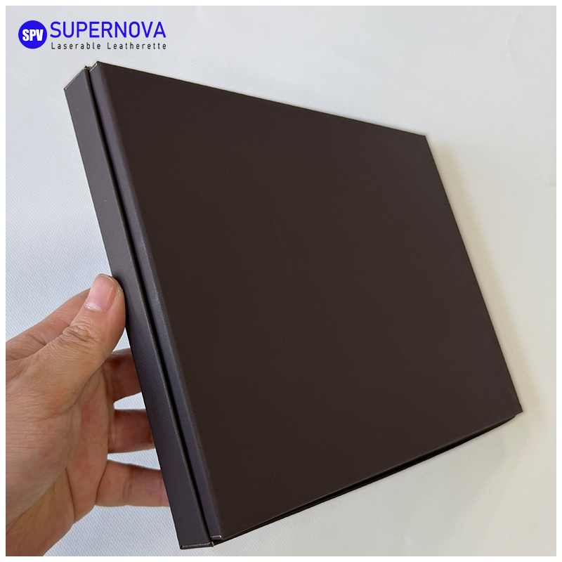 Laserkaiverrettu kultainen voimapaperilahjarasia